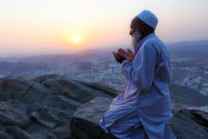Muçulmano rezando no Ano Novo Islâmico - Foto de konevi em Pixabay - BLOG LUGARESDE MEMORIA