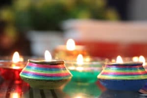 Velas em comemoração do Diwali - Foto depiyush_sagar em Pixabay - BLOG LUGARES DE MEMORIA