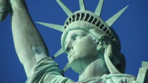 Cabeça e braço da Estátua da Liberdade - Foto de Ronile em Pixabay - BLOG LUGARES DE MEMORIA