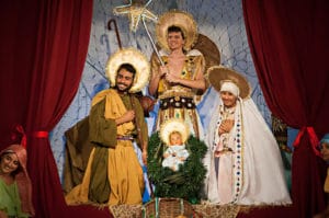 Cena do nascimento em Auto de Natal do Grupo Imbuaça - foto-edinah-mary -Tá caindo fulô - BLG LUGARES DE MEMORIA