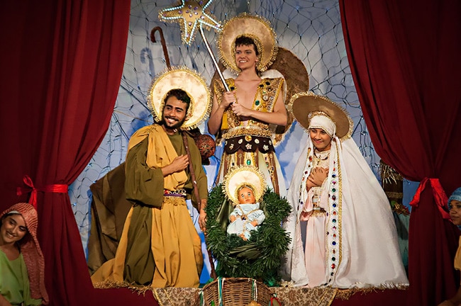 Cena do nascimento em Auto de Natal do Grupo Imbuaça - foto-edinah-mary -Tá caindo fulô - BLG LUGARES DE MEMORIA