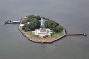 Estátua na Iha da Liberdade - Foto de Sidvics em Wikimedia - BLOG LUGARES DE MEMORIA
