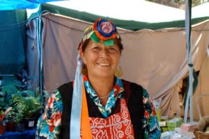 Mulher Mapuche - Foto de Raul Urzua (REUS) em Wikimedia - BLOGLUGARES DE MEMORIA