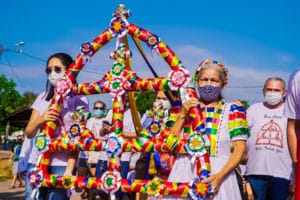 Pessoas carregam o símbolo da Festa do Çairé - Foto site do Governo do Pará - BLOG LUGARES DE MEMORIA