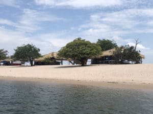 Bar quiosque de palha na Ilha do Amor 1 - Foto de Sylvia Leite - BLOG LUGARES DE MEMORIA