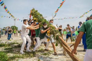 Pessoas carregam o símbolo da Festa do Çairé - Foto site do Governo do Pará - BLOG LUGARES DE MEMORIA