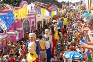 Desfile de bonecos no Carnaval de Olinda - Foto da Prefeitura de Olinda em Wikimedia - BLOG LUGARES DE MEMÓRIA