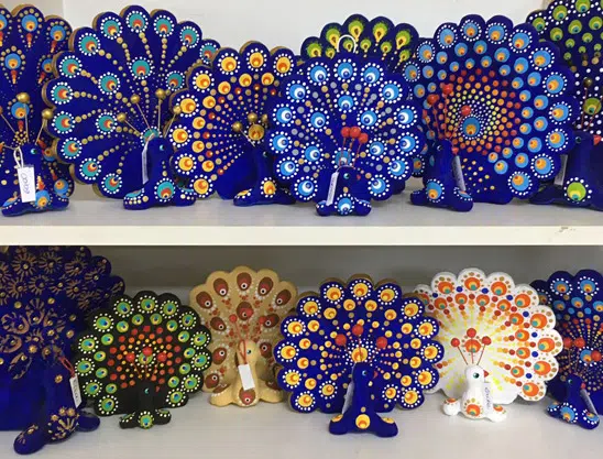 Pavões azuis feitos pelos Figureiros de Taubaté - Foto de Cristiane Squarcina - BLOG LUGARES DE MEMORIA