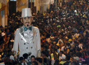 Boneco do bloco O Homem da Meia-Noite - Foto de Antônio Cruz da Agência Brasil em Wikimedia - BLOG LUGARES DE MEMÓRIA