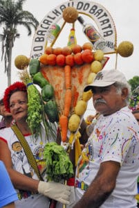 Estandarte do bloco Bacalhau do Batata - Foto de Antônio Cruz da Agência Brasil em Wikimedia - BLOG LUGARES DE MEMÓRIA