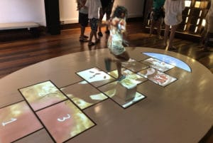 Jogo de Amarelinha no Museu da Gente - Foto de Sylvia Leite - BLOG LUGARES DE MEMORIA