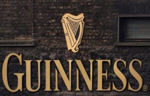 logomarca da Guinness na parede da fábrica - Foto de Jamt9000 na English Wikipedia -BLOG LUGARES DE MEMORIA