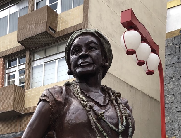 Estátua de sambista ao lado de lanterna japonesa - Foto de Sylvia Leite - BLOG LUGAARES DE MEMORIA