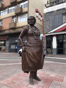Estátua de sambista ao lado de lanterna japonesa na Praça da Liberdade - Foto de Sylvia Leite - BLOG LUGAARES DE MEMORIA