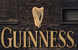 Guinness: da cerveja ao livro de recordes logomarca da Guinness na parede da fábrica - Foto de Jamt9000 na English Wikipedia -BLOG LUGARES DE MEMORIA