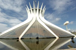 Catedral de Brasília com espelho de água - Foto de Agência Brasil em Wikimedia - BLOG LUGARES DE MEMORIA