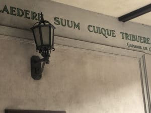 Frase de Ulpianus no alto da parede - Foto de Sylvia Leite - BLOG LUGARES DE MEMORIA