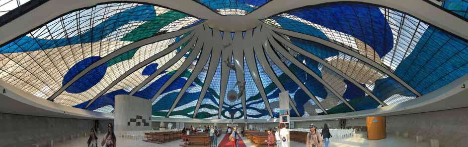 Panorâmica_do_interior_da_Catedral_de_Brasília_- Foto de NatanArgente em Wikimidia - BLOG lUGARES DE MEMÓRIA