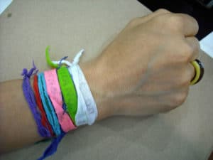 Fitas no pulso - Foto de ProtoplasmaKid em Wikimedia - BLOG LUGARES DE MEMORIA