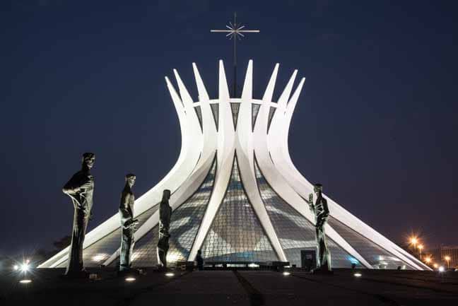 Catedral à noite com esculturas de Evangelistas - Fto de Rodrigo_Marfan - BLOG LUGARES DE MEMORIA