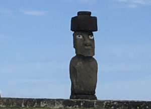 Moai com chapeu e olhos - Foto de Sylvia Leite - BLOG LUGARES DE MEMORIA