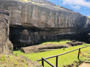 Moai inacabado em Rano Raraku - Foto de Sylvia Leite - BLOG LUGARES DE MEMORIA
