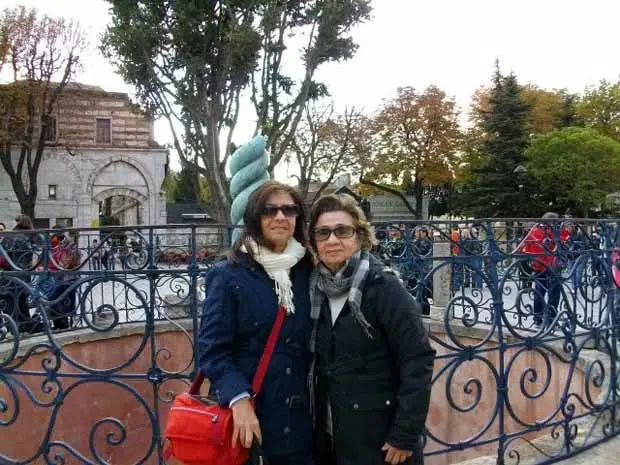 Turistas-em-frente-a-Coluna-Serpentina-Foto-de-Auxiliadora-Gama-BLOG-LUGARES-DE-MEMORIA