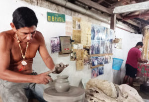 Artesão Carlos Amaral tralahando em seu ateliê - Foto de Silvio Oliveira - BLOG LUGARES DE MEMORIA