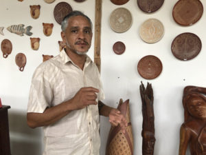 Artesão Ronaldo Guede em seu ateliê - Foto de Sylvia Leite - BLOG LUGARES DE MEMÓRIA