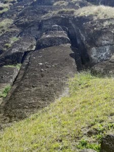 Moai inacabado em Rano Raraku - Foto de Sylvia Leite - BLOG LUGARES DE MEMORIA