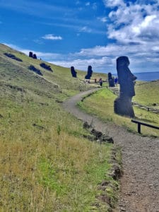 Moais ao longo de trilha em Rano Raraku - Foto de Monica Guimaraes - BLOG LUGARES DE MEMORIA