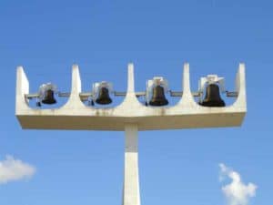 Catedral de Brasília: simbolismo cristão em formas modernistas Os quatro sinos do campanário - Foto de Daderot em Wikimedia - BLOG LUGARES DE MEMORIA