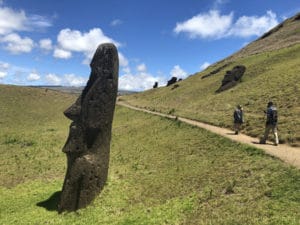 Trilha e Moais no canteiro do vulcão Rano Raraku - Foto de Sylvia Leites - BLOG LUGARES DE MEMORIA