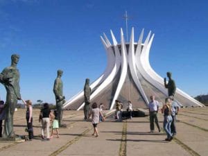 Vista externa e diurna da Catedral de Bras´lia - Foto de Claudio_Oliveira_Lima - BLOG LUGARES DE MEMORIA