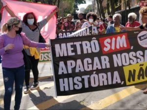 Manifestantes carregam faixa que pede resgate do Sitio Saracura - Foto de Paulo Santiago - BLOG LUGARES DE MEMORIA