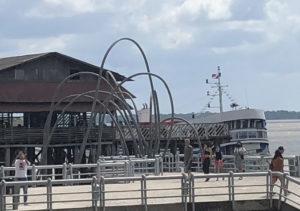 Escultura Aninga , pier e Navio Corveta - Foto de Sylvia Leite - BLOG LUGARES DE MEMORIA