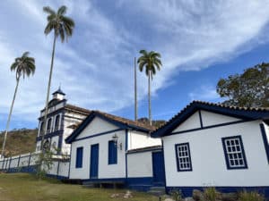Casas e igreja na Vila de Biribiri - Foto de Sylvia Leite - BLOG LUGARES DE MEMORIA