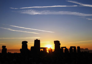 Nascer do sol no solstício de verão - Foto sem indidação de autor em Wikimedia - BLOG LUGARES DE MEMORIA