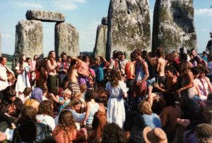 Stonehenge Free Festival - Foto de Salix alba em Wikimedia - BLOG LUGARES DE MEMORIA