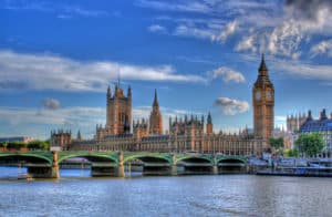 Complexo de Westminster com Elizabeth Tower - Foto Graeme Maclean Fickr Wikimedia - BLOG LUGARES DE MEMORIA