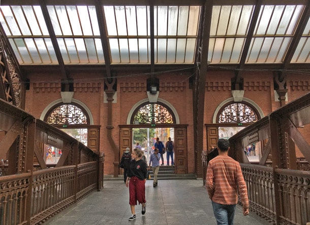 Pessoas atravessam passarela sobre trilhos - Foto de Sylvia Leite - BLOG LUGARES DE MEMORIA