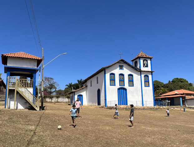 Praça de Curralinho MG com igreja ao fundo - Foto de Sylvia Leite - LOG LUGARES DE MEMORIA