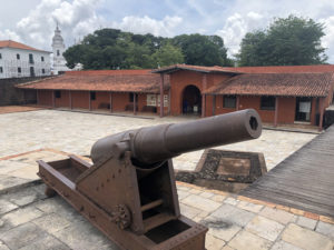 Canhão na área externa do Forte do Presépio - Foto de Sylvia Leite - BLOG LUGARES DE MEMORIA