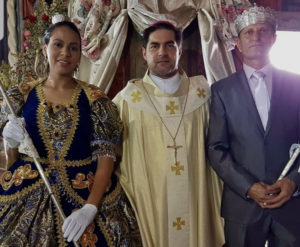 Rei e Rainha do Rosário com o padre ao centro = Foto de Mauricio Costa - BLOG LUGARES DE MEMORIA