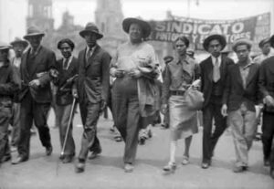 Frida e Diego com colegas da Liga de Jóvenes Comunistas - Foto do Site oficial do Museo Frida Kahlo - BLOG LUGARES DE MEMORIA