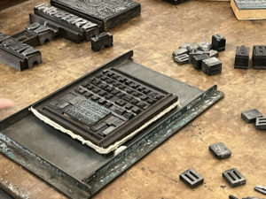 Tipos móveis organizados em texto - Foto de Sylvia Leite - BLOG LUGARES DE MEMORIA