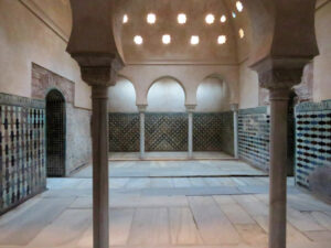 Hammam de Alhambra - Foto de de Chuck Moravec em Wikimedia - BLOG LUGARES DE MEMORIA