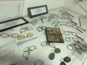 Vitrine histórica com óculos pince nez - Foto de Sylvia Leite BLOG LUGARES DE MEMORIA
