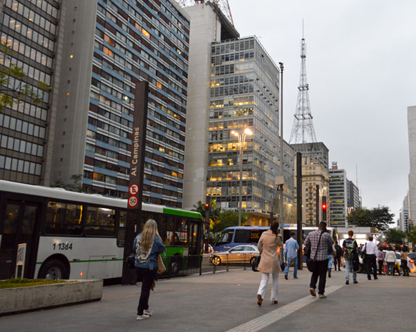 Avenida_Paulista - Foto de Francisco Anzola em Wikimedia - BLOG LUGARES DE MEMORIA