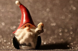 Imagem de Papai Noel com aparência de duende - Foto de  Annette Meyer em Pixabay - BLOG LUGARES DE MEMORIA
